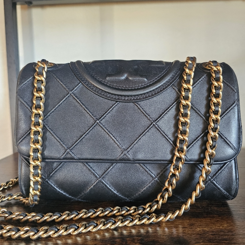 Tory Burch - Chic Black Quilted Shoulder Bag with Chain Strap